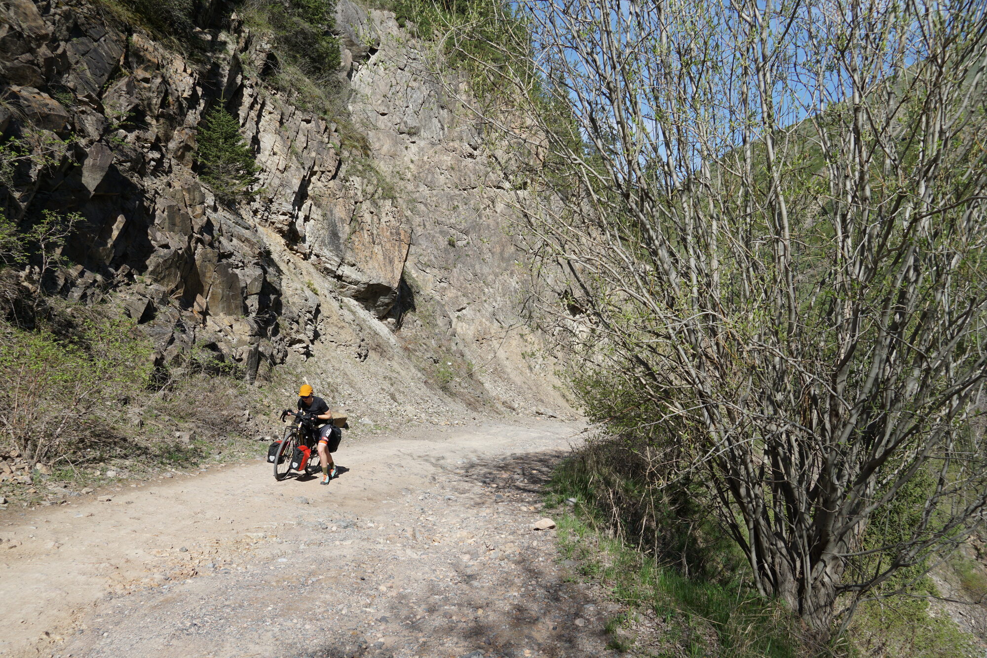 Fahrradfahrer schiebt das Rad Richtung Assy Plateau