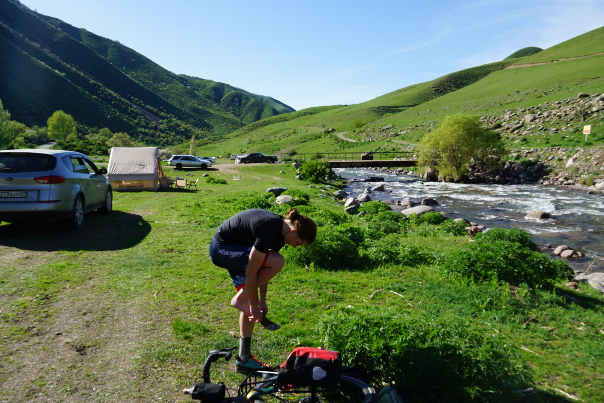 Leute, die im Ile-Alatau-Nationalpark in Kasachstan campen und grillen
