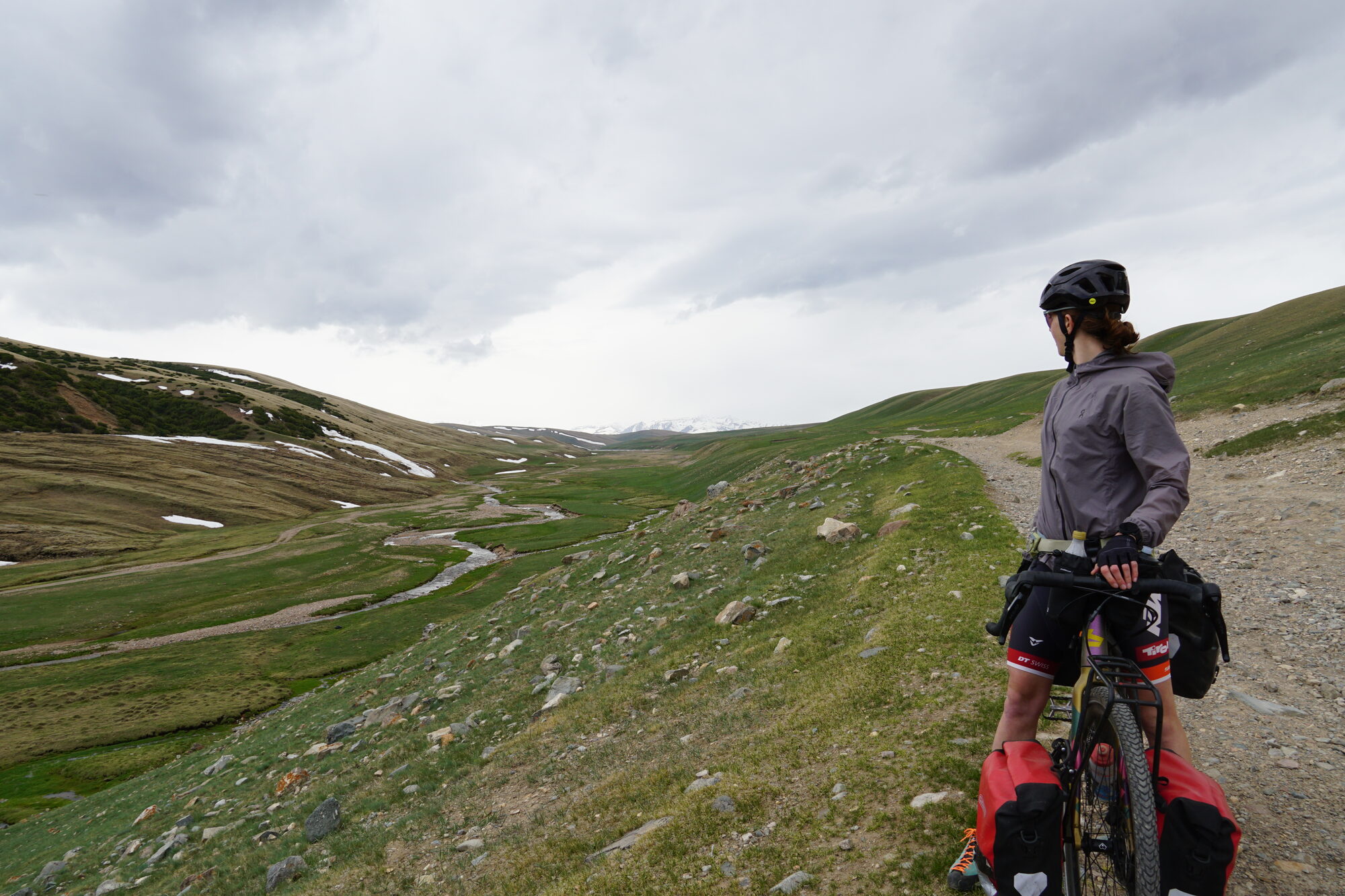 Blick über das Assy Plateau mit Radfahrer