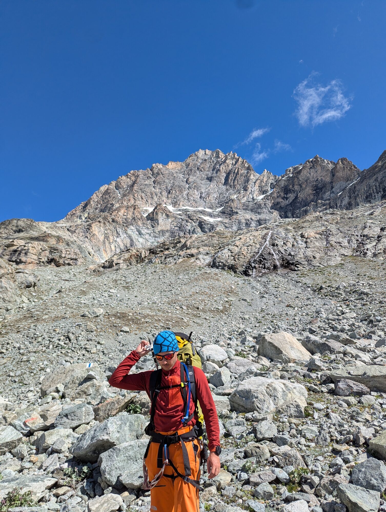 Blick zurück zum Arbenbiwak und den Arbengrat