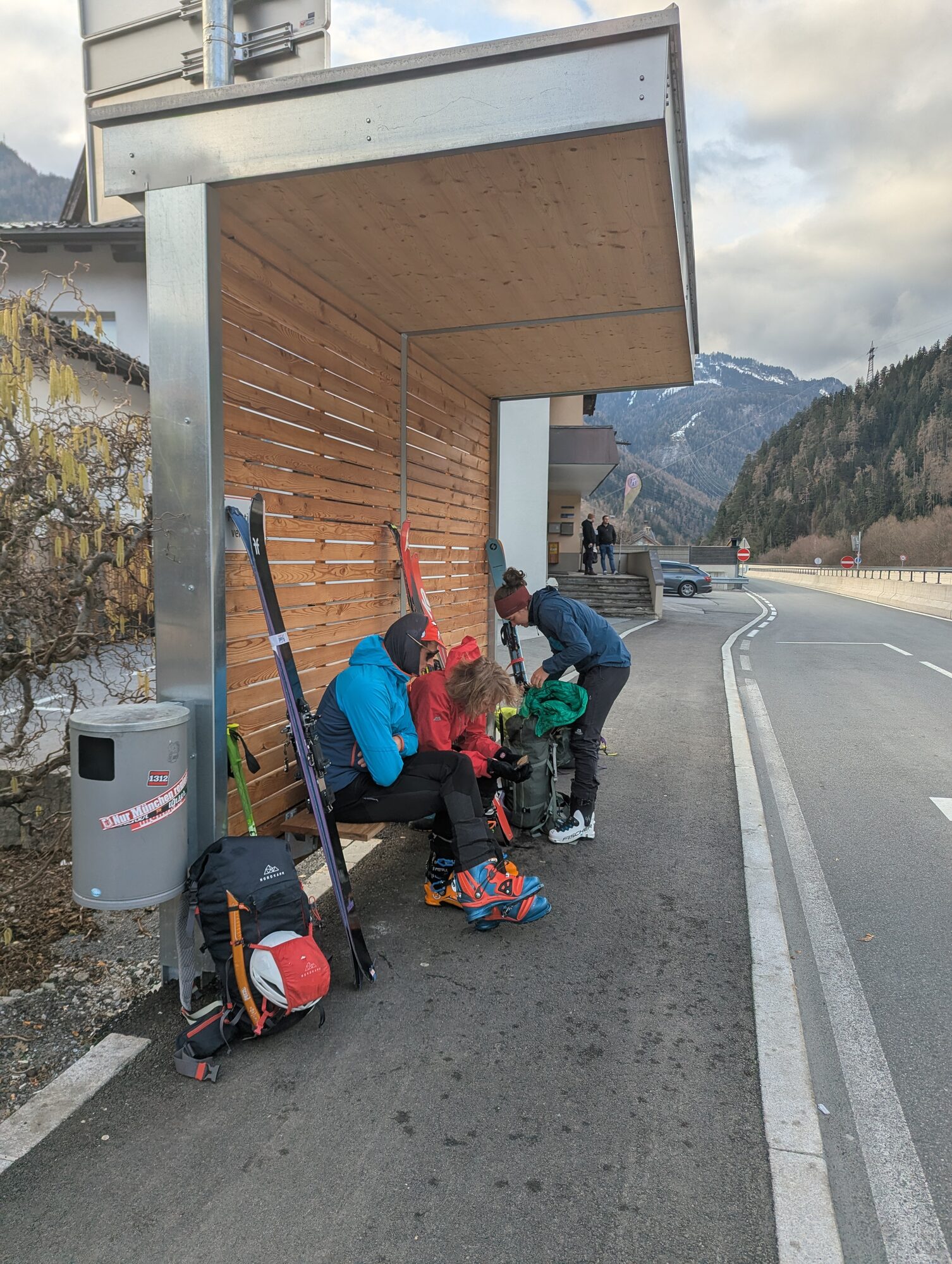 Warten auf den Skibus