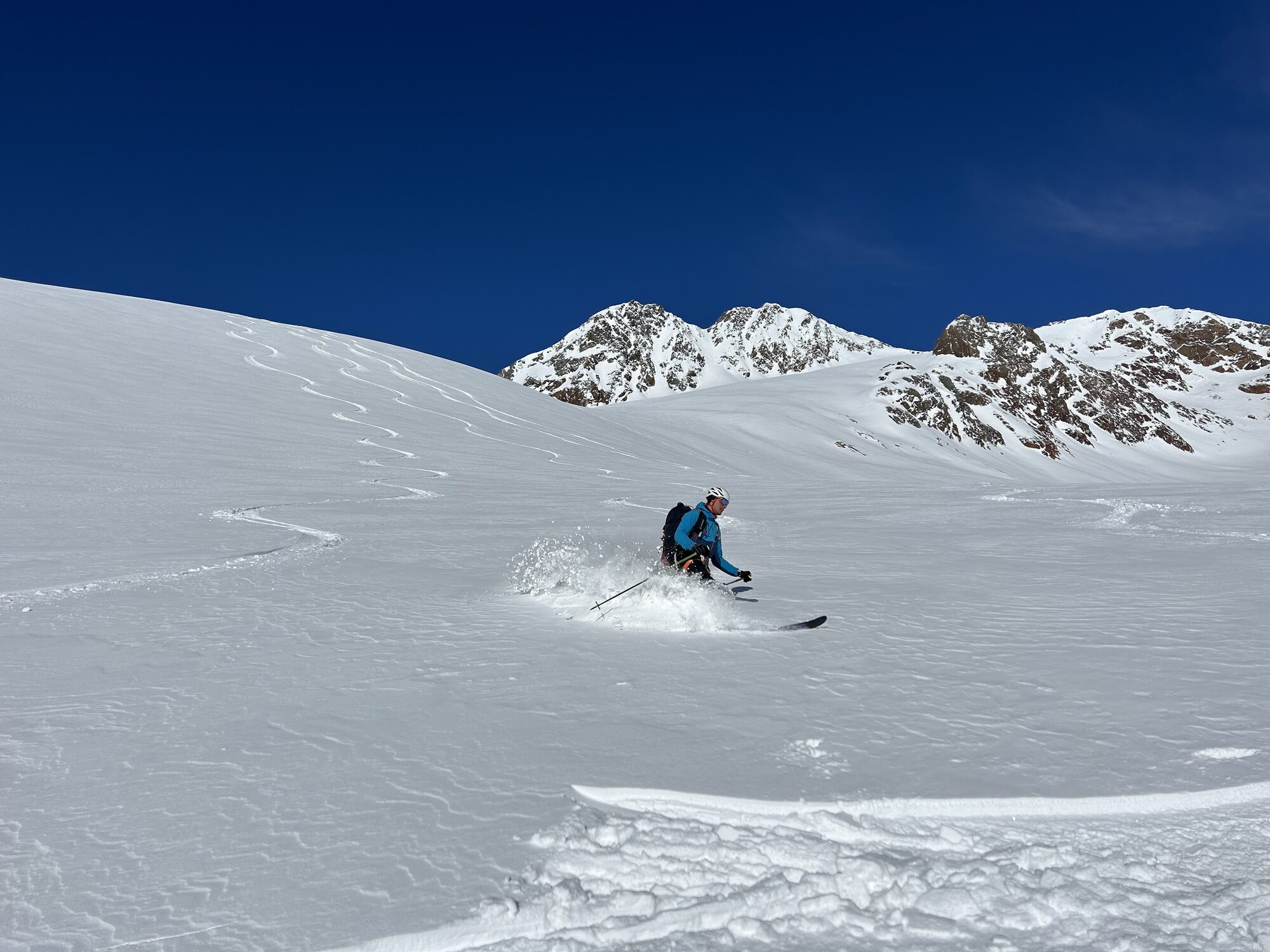 Telemarkfahrer in der Abfahrt
