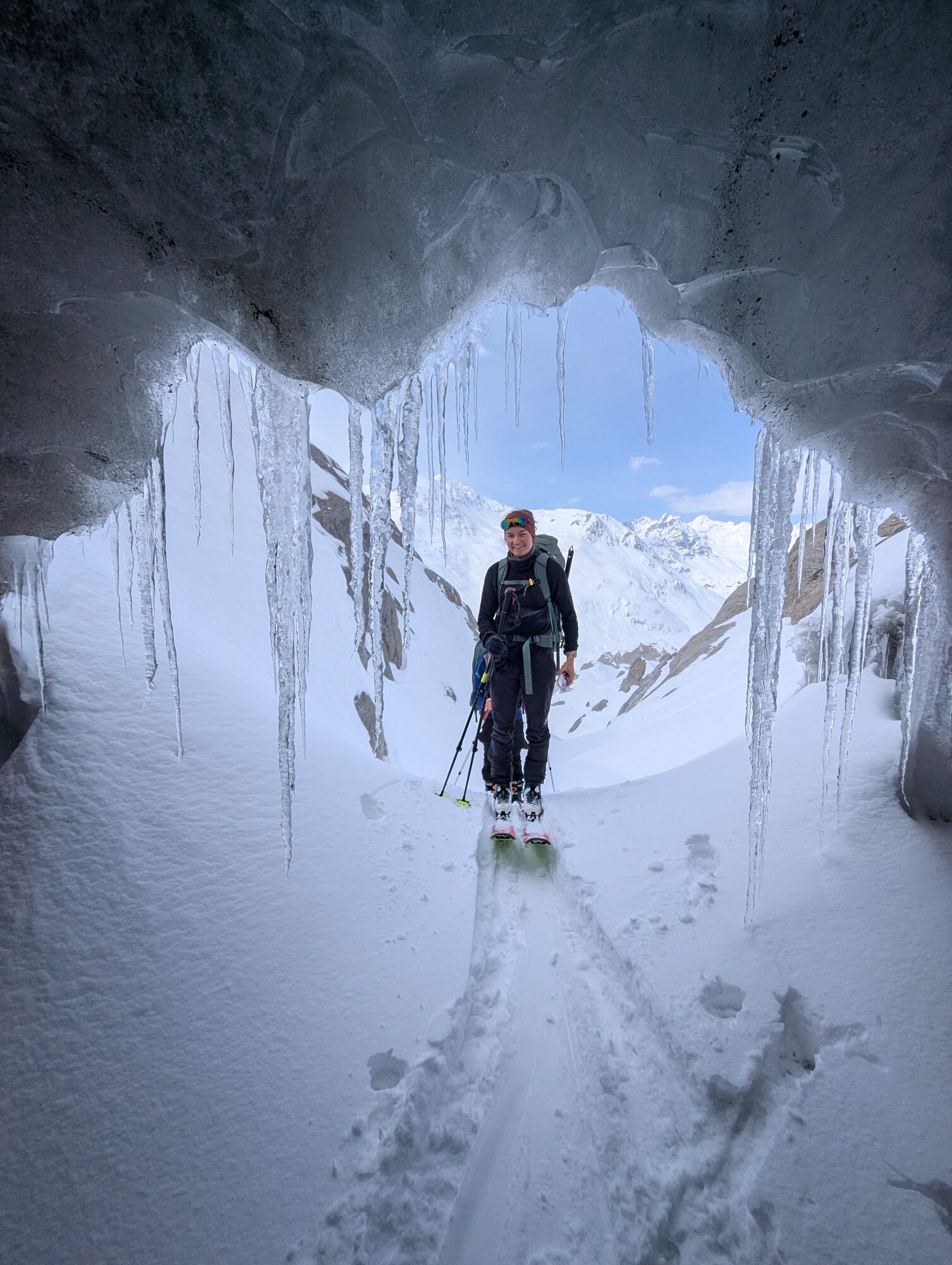 Skitourengeher in einer Gletscherhöhle